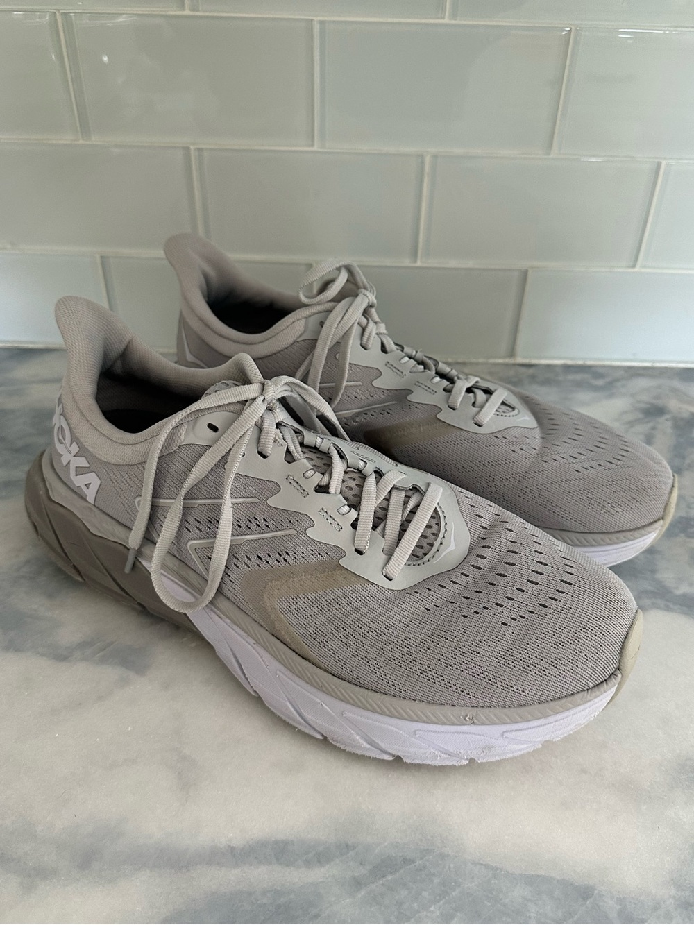 Women’s Hoka One One Arahi 5 Neutral Running Shoes in Light Gray and White 11